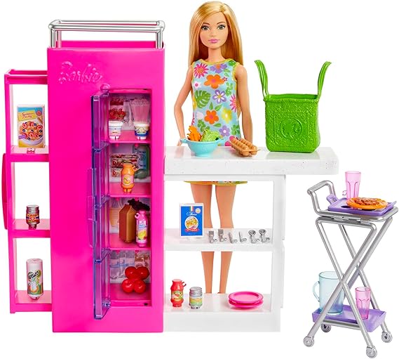 Barbie - Dispensa dei Sogni, playset estensione della cucina di Barbie con bambola inclusa e 25+ accessori, mobili per casa delle bambole e adesivi a tema cibo, giocattolo per bambini, 3+ anni, HJV38