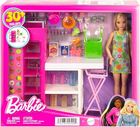 Barbie - Dispensa dei Sogni, playset estensione della cucina di Barbie con bambola inclusa e 25+ accessori, mobili per casa delle bambole e adesivi a tema cibo, giocattolo per bambini, 3+ anni, HJV38